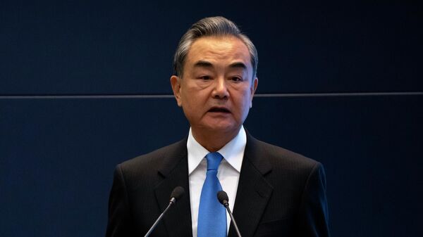 O ministro das Relações Exteriores chinês Wang Yi fala durante um evento promocional no Ministério das Relações Exteriores em Pequim, 20 de outubro de 2021 - Sputnik Brasil
