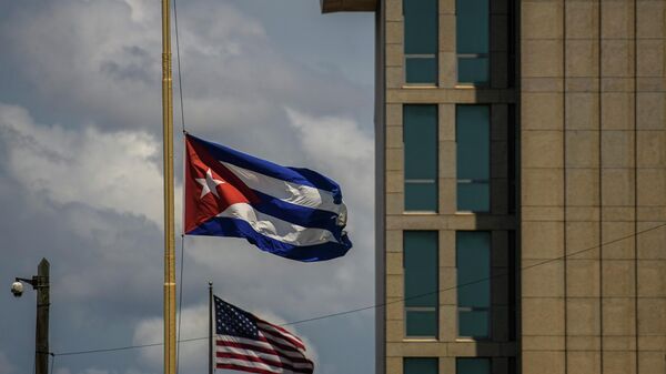 Uma bandeira cubana é vista ao lado de uma bandeira americana do lado de fora da embaixada dos EUA em Havana, Cuba, terça-feira, 17 de maio de 2022 - Sputnik Brasil