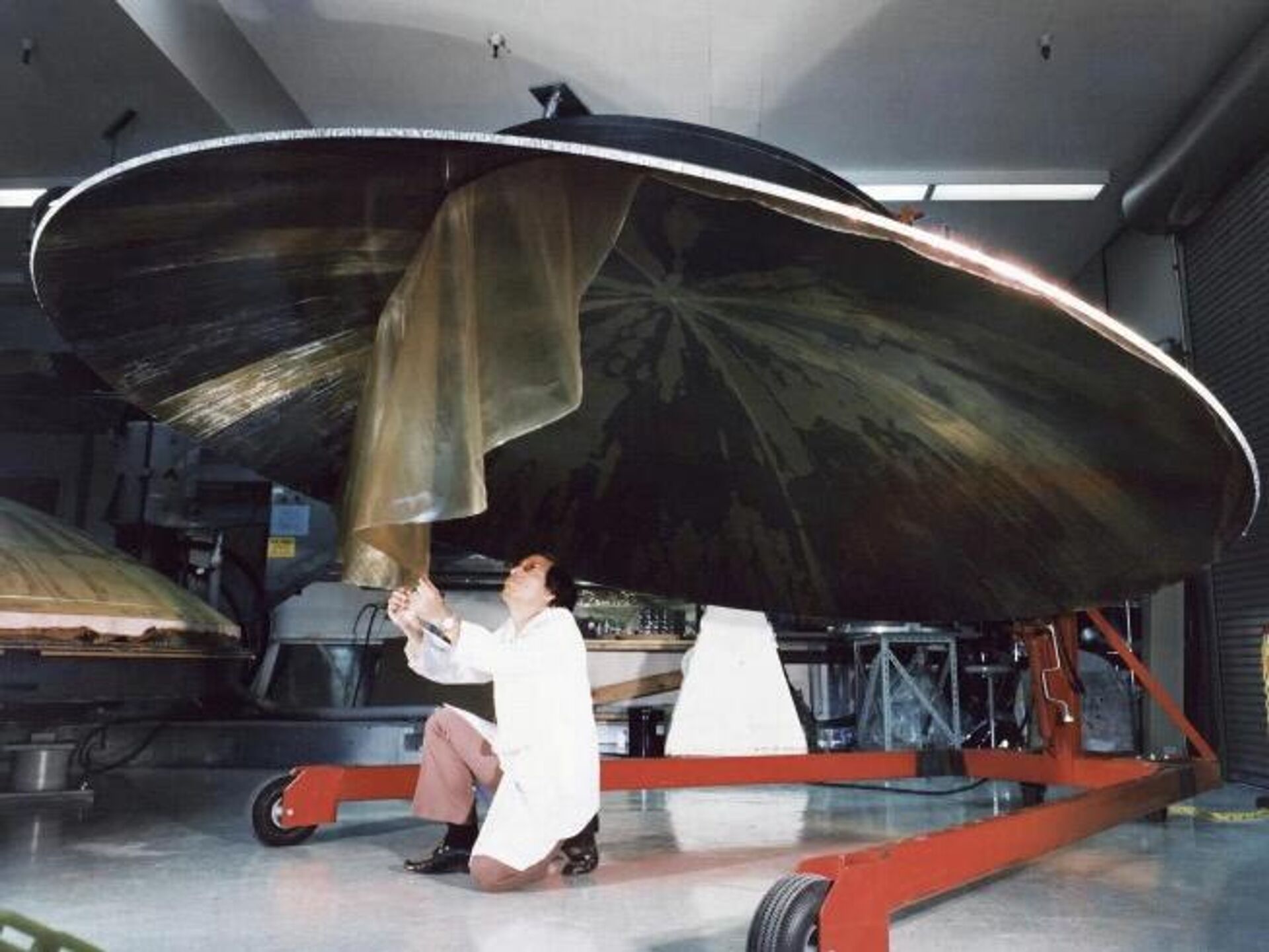 Engenheiro trabalha na antena de alto ganho Voyager 1 em forma de prato, 9 de julho de 1976 - Sputnik Brasil, 1920, 20.05.2022