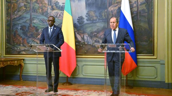 Abdoulaye Diop (à esquerda) e Sergei Lavrov (à direita), ministros das Relações Exteriores do Mali e da Rússia, respetivamente, após encontro em Moscou, Rússia, 20 de maio de 2022 - Sputnik Brasil
