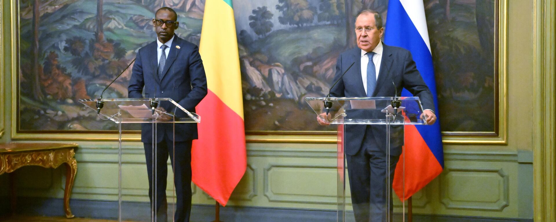 Abdoulaye Diop (à esquerda) e Sergei Lavrov (à direita), ministros das Relações Exteriores do Mali e da Rússia, respetivamente, após encontro em Moscou, na Rússia, em 20 de maio de 2022 - Sputnik Brasil, 1920, 23.05.2022