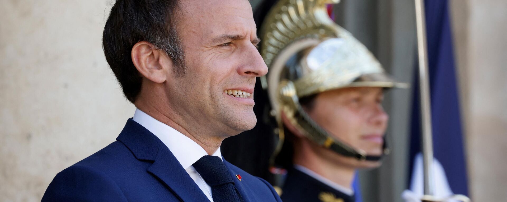 O presidente francês Emmanuel Macron espera para receber o presidente moldavo após sua reunião no Palácio do Eliseu, Paris, 19 de maio de 2022 - Sputnik Brasil, 1920, 20.05.2022