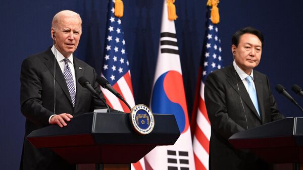 O presidente dos EUA, Joe Biden, e o presidente da Coreia do Sul, Yoon Suk-yeol, realizam uma coletiva de imprensa após reuniões na Casa do Povo, em Seul, 21 de maio de 2022 - Sputnik Brasil