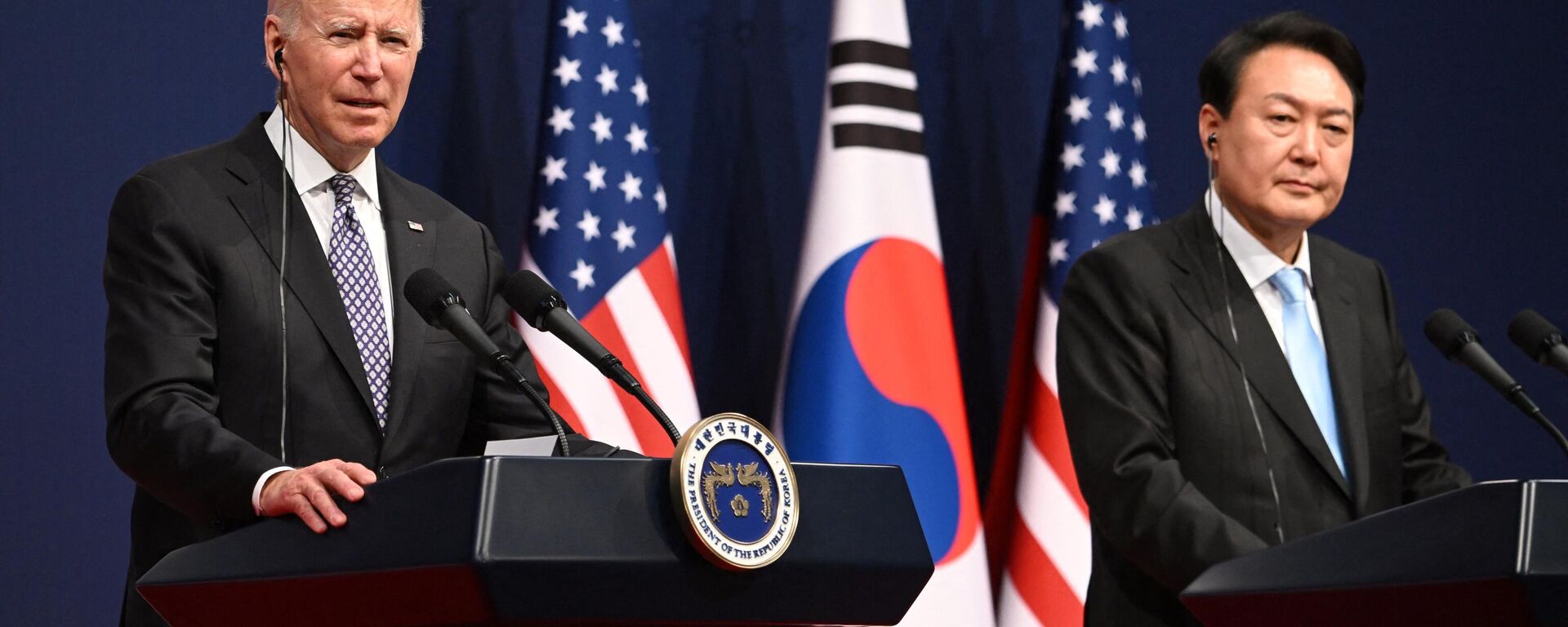 O presidente dos EUA, Joe Biden, e o presidente da Coreia do Sul, Yoon Suk-yeol, realizam uma coletiva de imprensa após reuniões na Casa do Povo, em Seul, 21 de maio de 2022 - Sputnik Brasil, 1920, 21.05.2022