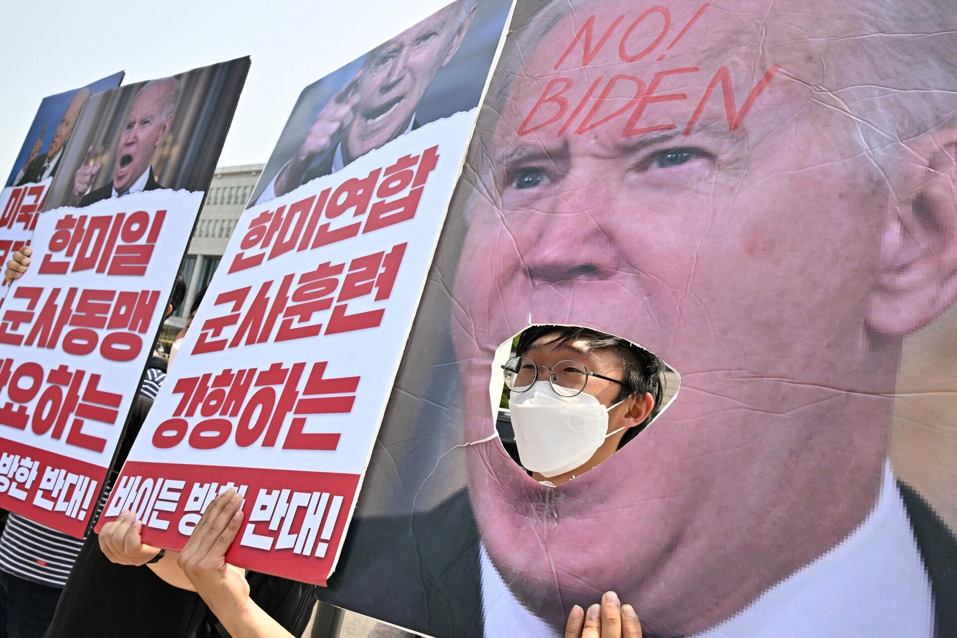 Um ativista protesta contra a visita do presidente dos EUA, Joe Biden, perto do escritório presidencial, onde ele deve realizar reuniões com o presidente sul-coreano Yoon Suk-yeol, em Seul, Coreia do Sul, 21 de maio de 2022 - Sputnik Brasil, 1920, 21.05.2022
