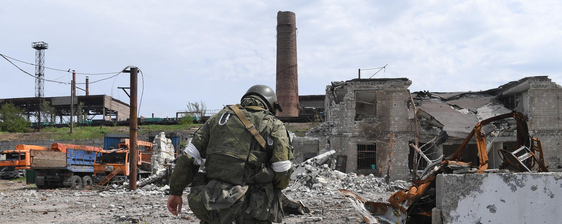 Um soldado do batalhão Vostok da milícia popular da República Popular de Donetsk (RPD) contorna o território da fábrica de Azovstal, em Mariupol, 21 de maio de 2022 - Sputnik Brasil, 1920, 06.11.2022