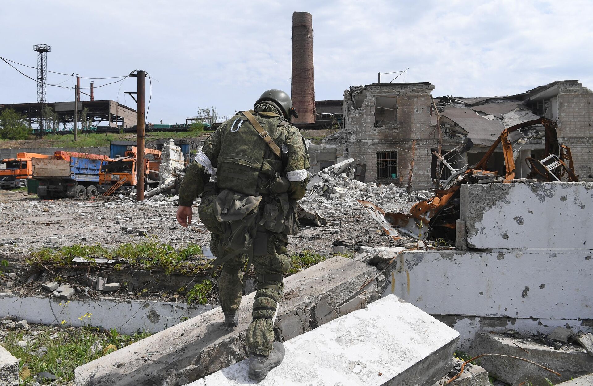 Um soldado do batalhão Vostok da milícia popular da República Popular de Donetsk (RPD) contorna o território da fábrica de Azovstal, em Mariupol, 21 de maio de 2022 - Sputnik Brasil, 1920, 21.05.2022