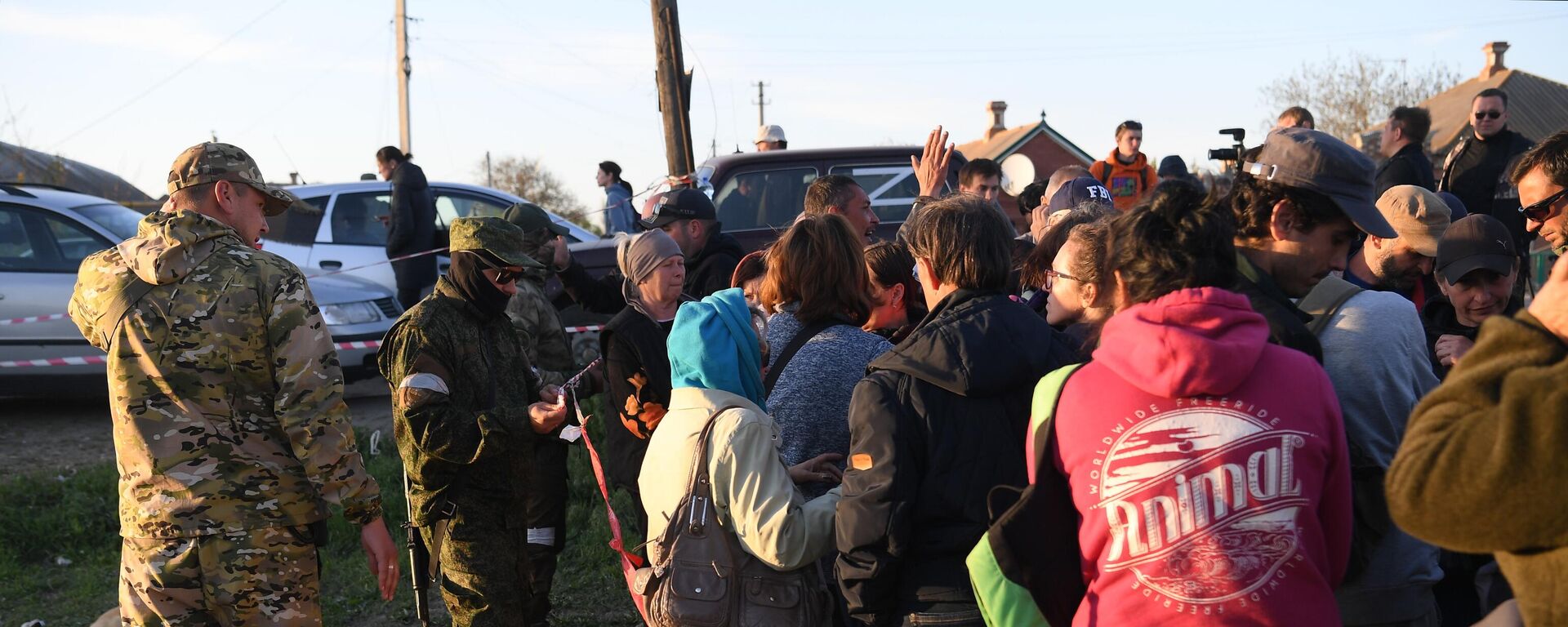 Refugiados fazem fila para checagem na vila de Bezymennoye, na República Popular de Donetsk (RPD), 7 de maio de 2022 - Sputnik Brasil, 1920, 03.12.2022
