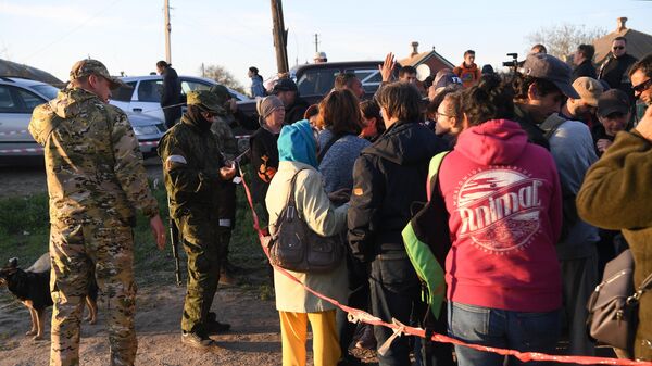 Refugiados fazem fila para checagem na vila de Bezymennoye, na República Popular de Donetsk (RPD), 7 de maio de 2022 - Sputnik Brasil