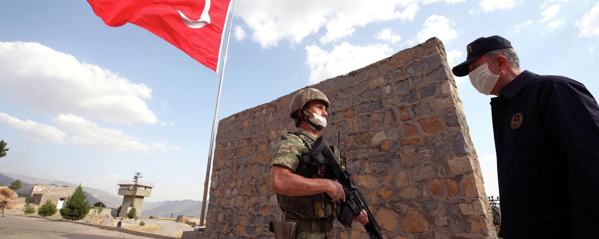 Um soldado turco saúda o ministro da Defesa da Turquia, Hulusi Akar, na província turca de Hakkari, na fronteira com o Iraque, em 19 de junho de 2020 (foto de arquivo) - Sputnik Brasil, 1920, 27.06.2022