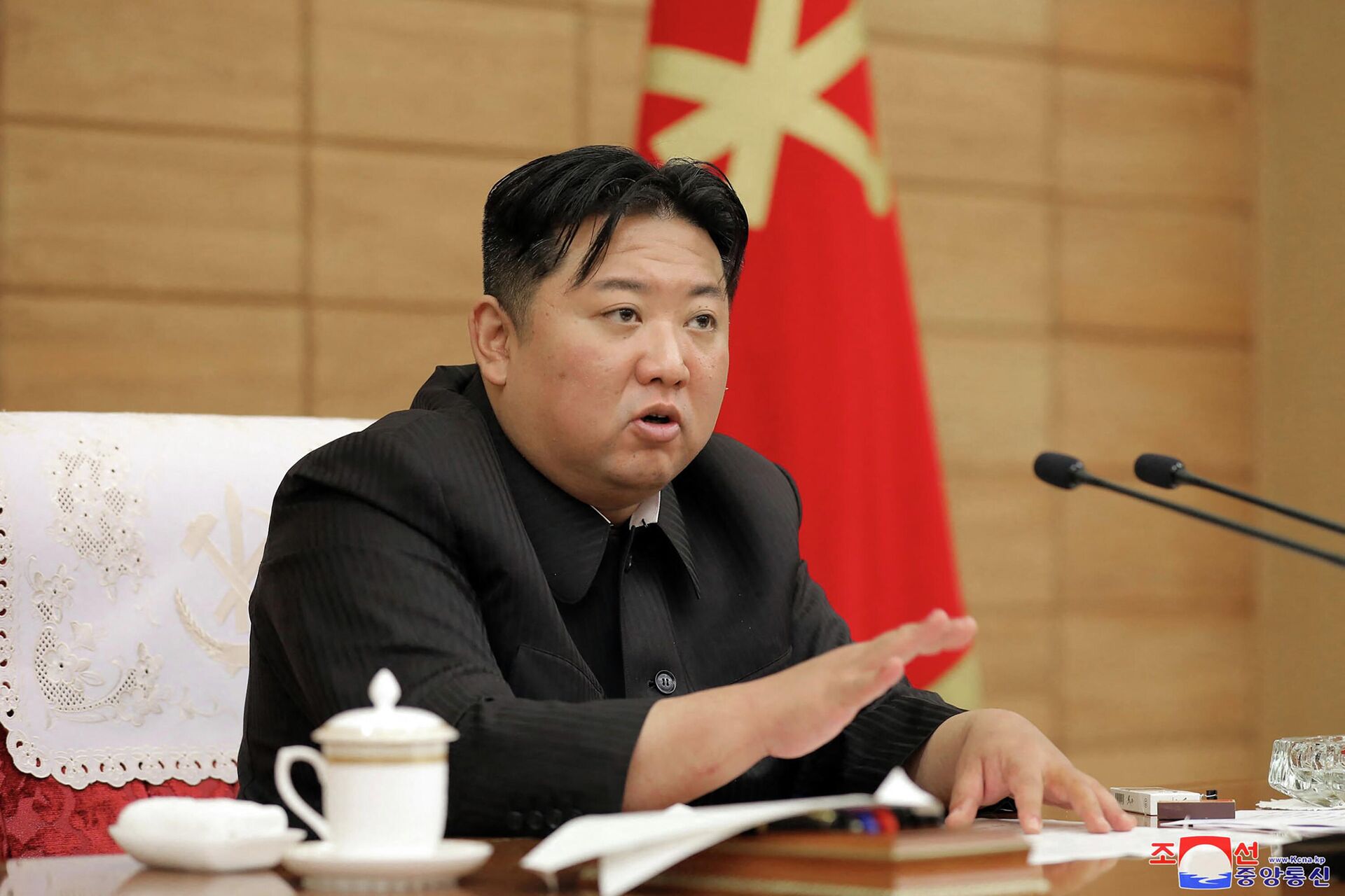 Kim Jong-un, líder supremo norte-coreano, durante reunião do Politburo do Partido dos Trabalhadores da Coreia, na sede do Comitê Central do partido em Pyongyang, Coreia do Norte, 21 de maio de 2022 - Sputnik Brasil, 1920, 05.06.2022
