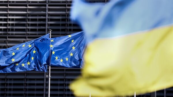 Bandeiras da União Europeia (UE) e da Ucrânia fora da sede do Conselho Europeu, em Bruxelas, na Bélgica, em 16 de maio de 2022 (foto de arquivo) - Sputnik Brasil