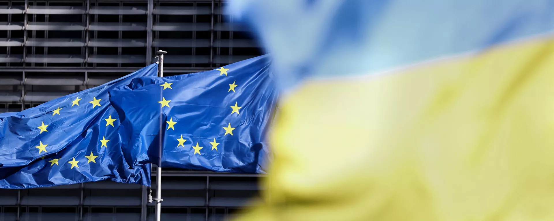 Bandeiras da União Europeia e da Ucrânia fora da sede do Conselho Europeu em Bruxelas, Bélgica, 16 de maio de 2022 - Sputnik Brasil, 1920, 04.10.2023