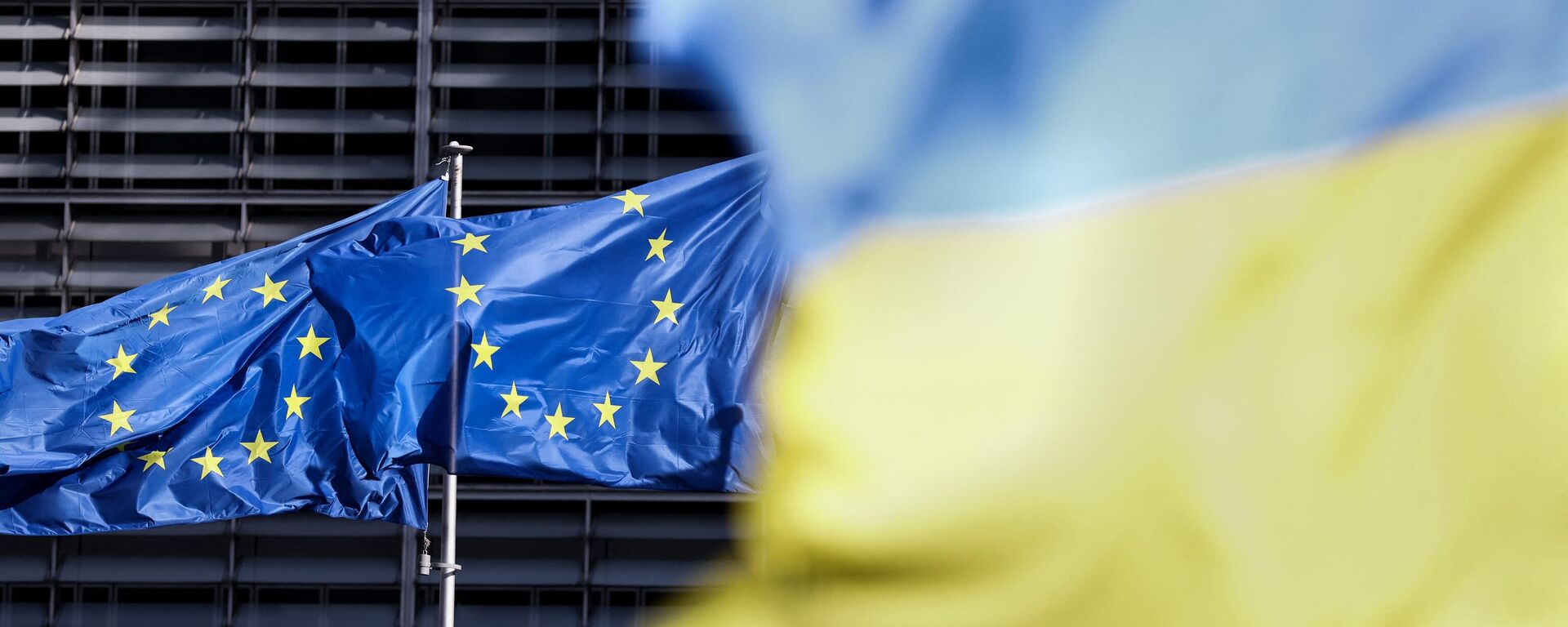 Bandeiras da União Europeia e da Ucrânia fora da sede do Conselho Europeu em Bruxelas, Bélgica, 16 de maio de 2022 - Sputnik Brasil, 1920, 23.05.2022