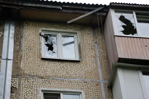 Vidros em um prédio quebrados em resultado de bombardeios ucranianos contra distrito de Kuibyshev em Donetsk. - Sputnik Brasil