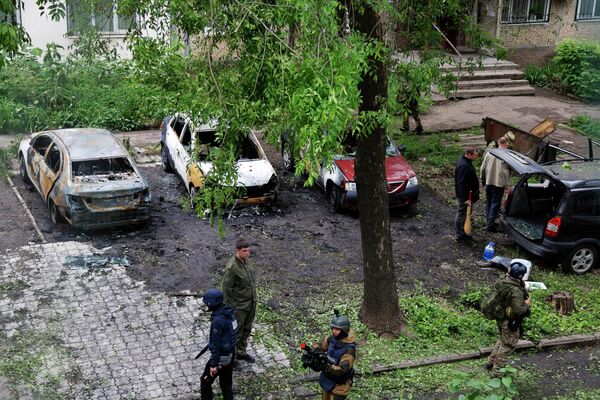 Automóveis destruídos em resultado de bombardeios do distrito de Kuibyshev em Donetsk pelas Forças Armadas da Ucrânia. - Sputnik Brasil