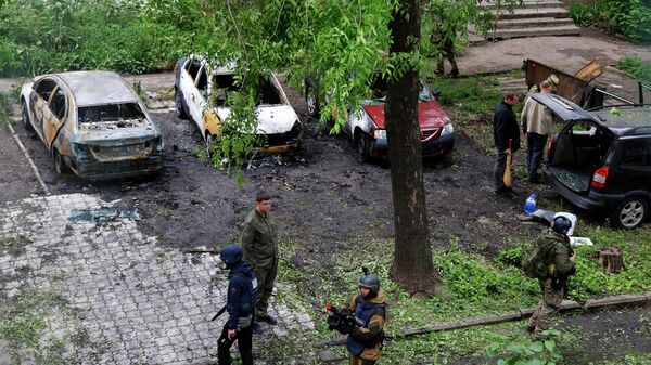 Automóveis destruídos em resultado de bombardeios do distrito de Kuibyshev em Donetsk pelas Forças Armadas da Ucrânia - Sputnik Brasil