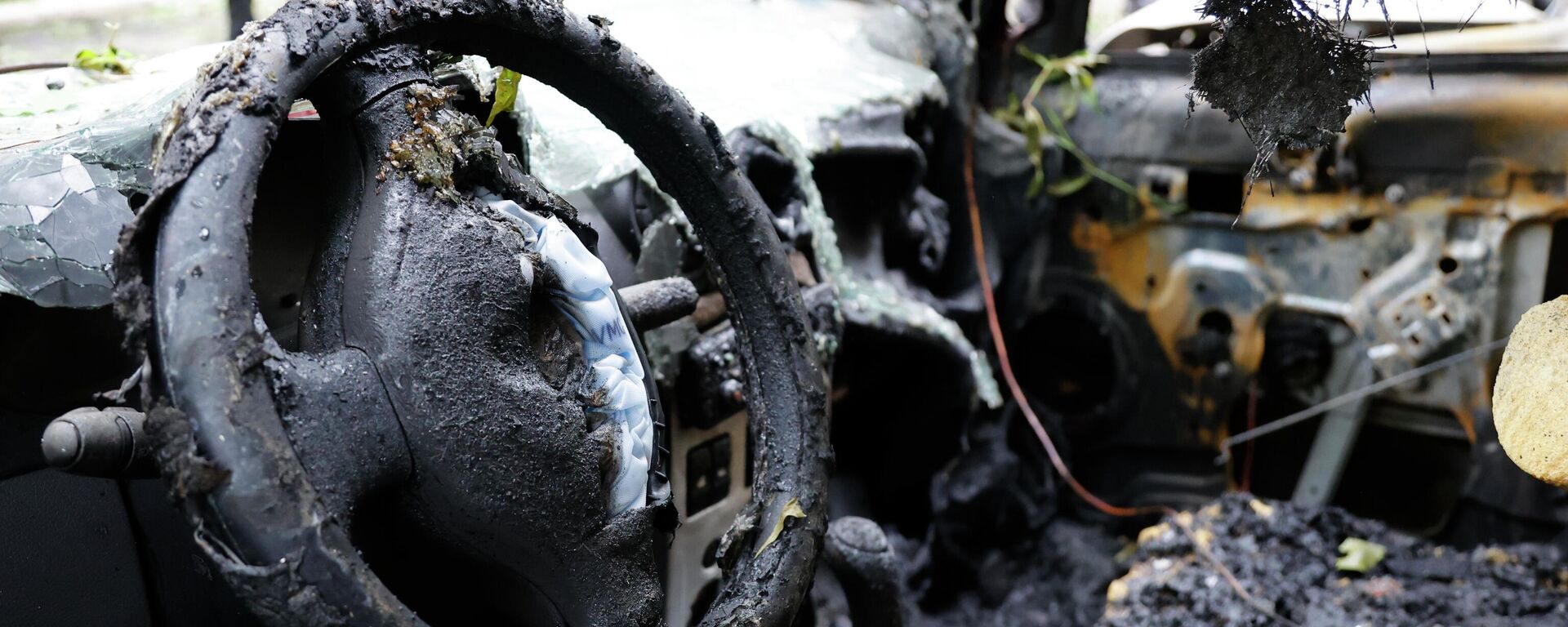 Automóvel destruído em resultado de bombardeios do distrito de Kuibyshev em Donetsk pelas Forças Armadas da Ucrânia - Sputnik Brasil, 1920, 04.06.2022
