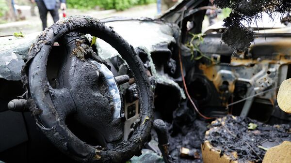 Automóvel destruído em resultado de bombardeios do distrito de Kuibyshev em Donetsk pelas Forças Armadas da Ucrânia - Sputnik Brasil