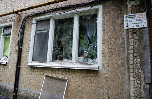 Vidros em um prédio quebrados em resultado de bombardeios ucranianos contra distrito de Kuibyshev em Donetsk. - Sputnik Brasil