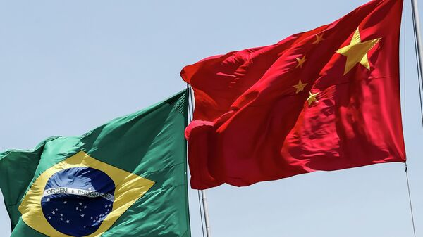 Bandeiras do Brasil e da China em Pequim - Sputnik Brasil