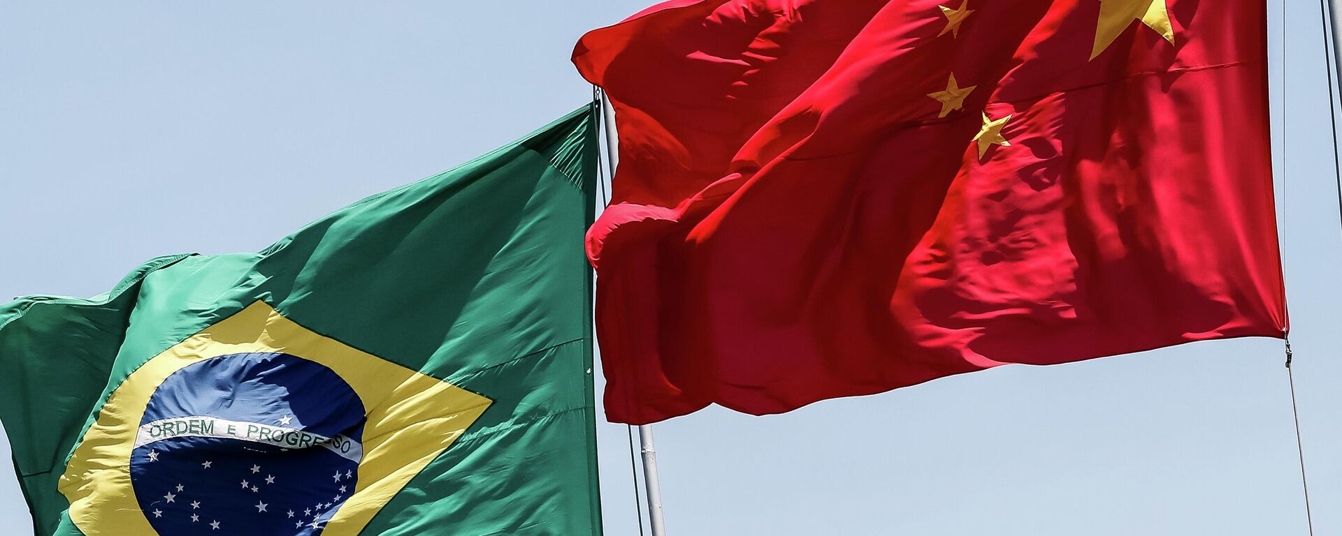 Bandeiras do Brasil e da China em Pequim - Sputnik Brasil, 1920, 11.04.2023
