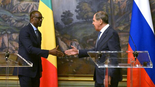 Abdoulaye Diop (à esquerda) e Sergei Lavrov, ministros das Relações Exteriores do Mali e da Rússia, respectivamente, apertam mãos durante coletiva de imprensa em Moscou, na Rússia, em 20 de maio de 2022 - Sputnik Brasil