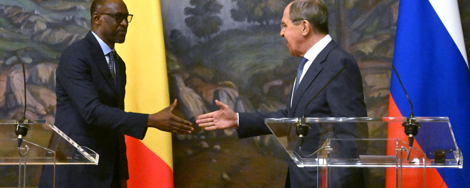 Abdoulaye Diop (à esquerda) e Sergei Lavrov, ministros das Relações Exteriores do Mali e da Rússia, respectivamente, apertam mãos durante coletiva de imprensa em Moscou, na Rússia, em 20 de maio de 2022 - Sputnik Brasil, 1920, 19.01.2023