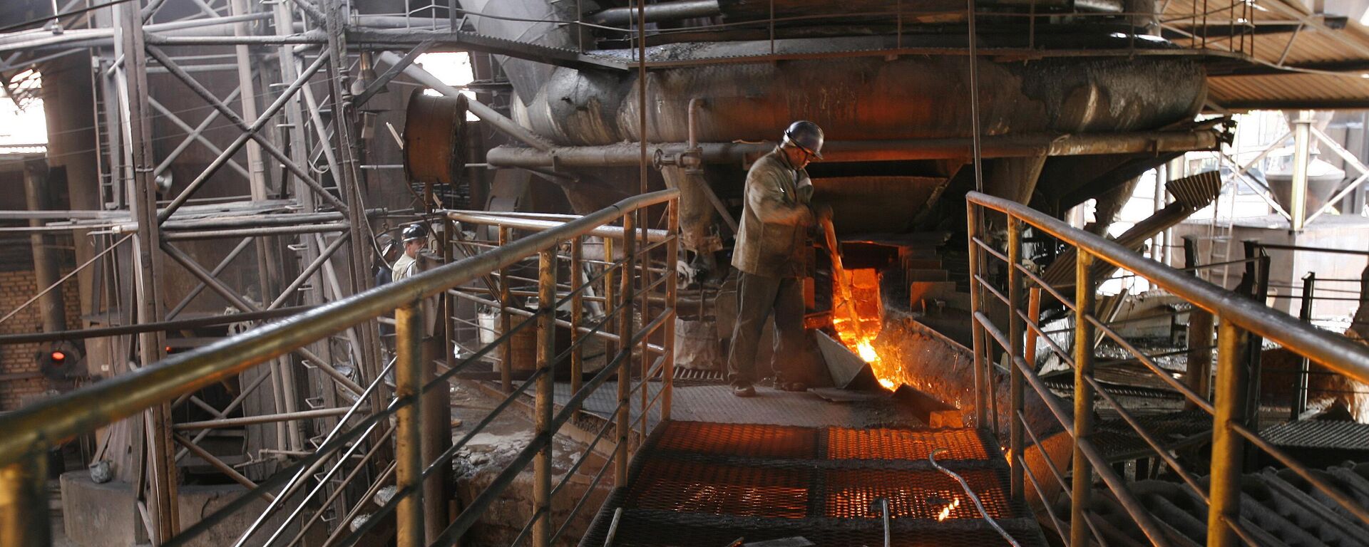 Funcionário trabalha em forno de siderúrgica em Sete Lagoas, Minas Gerais, Brasil, 12 de maio de 2022 - Sputnik Brasil, 1920, 23.05.2022
