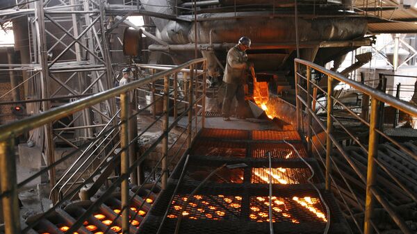 Funcionário trabalha em forno de siderúrgica em Sete Lagoas, Minas Gerais, Brasil, 12 de maio de 2022 - Sputnik Brasil