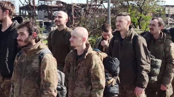 Último grupo de combatentes do Batalhão Azov neonazista rendido em Azovstal, Mariupol, foto publicada em 20 de maio de 2022 - Sputnik Brasil