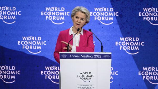 Ursula von der Leyen, presidente da Comissão Europeia, fala durante Fórum Econômico Mundial (WEF, na sigla em inglês) em Davos, Suíça, 24 de maio de 2022 - Sputnik Brasil