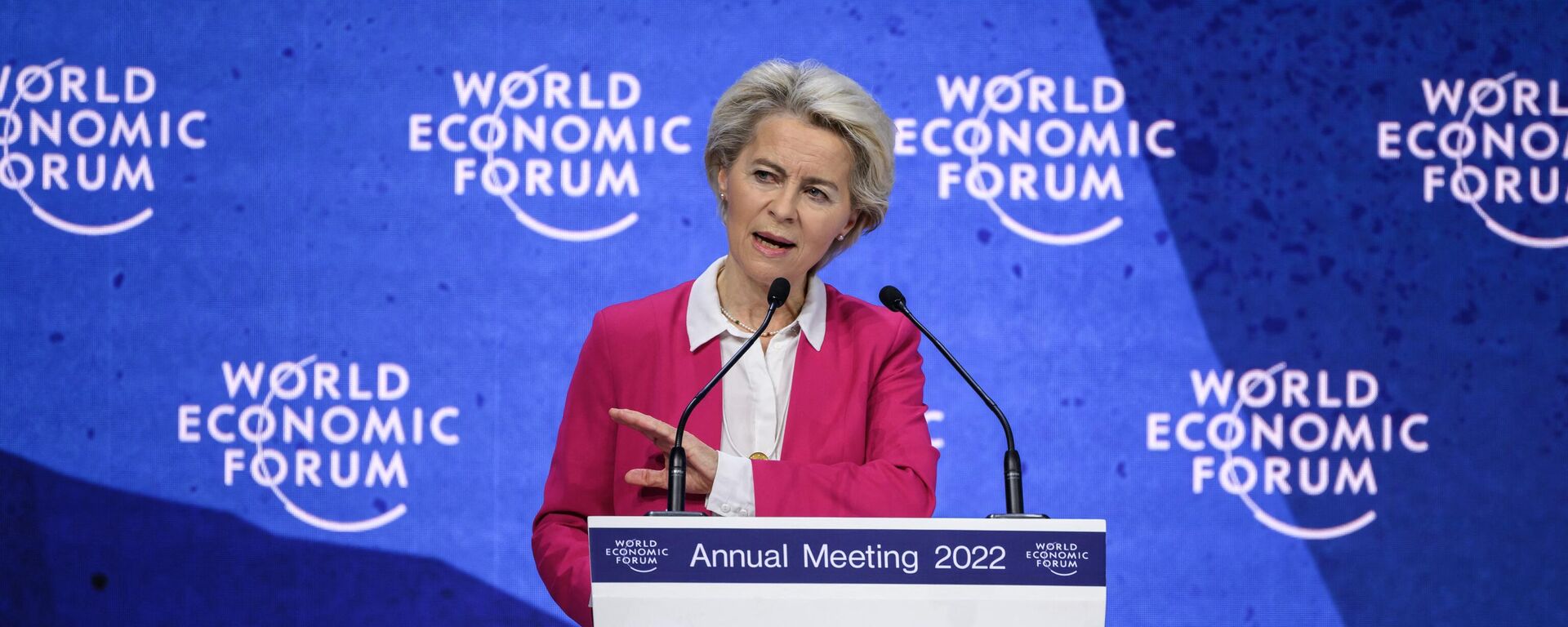 Ursula von der Leyen, presidente da Comissão Europeia, fala durante Fórum Econômico Mundial (WEF, na sigla em inglês) em Davos, Suíça, 24 de maio de 2022 - Sputnik Brasil, 1920, 24.05.2022