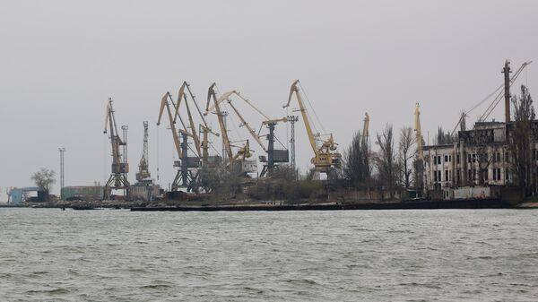 Guindastes portuários no porto comercial de Mariupol, foto publicada em 19 de abril de 2022 - Sputnik Brasil