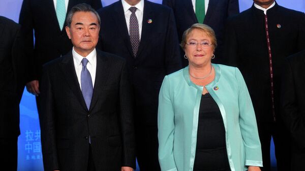 O ministro das Relações Exteriores da China, Wang Yi e a então presidente chilena Michelle Bachelet posam para a foto da Segunda Reunião Ministerial do Fórum da China e da Comunidade de Estados Latino-Americanos e Caribenhos (China-CELAC) em Santiago, 22 de janeiro de 2018 - Sputnik Brasil