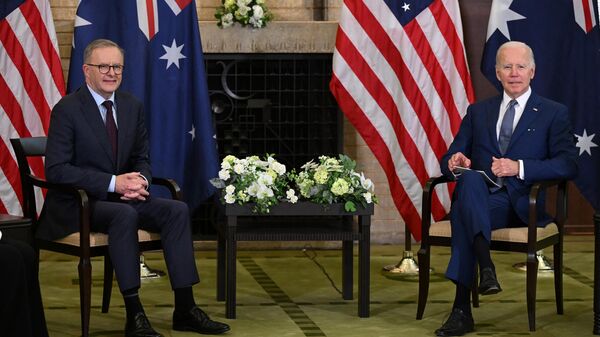 O presidente dos EUA, Joe Biden (R) e o primeiro-ministro australiano, Anthony Albanese, realizam uma reunião durante a Cúpula de Quad Leaders em Kantei, em Tóquio, em 24 de maio de 2022 - Sputnik Brasil