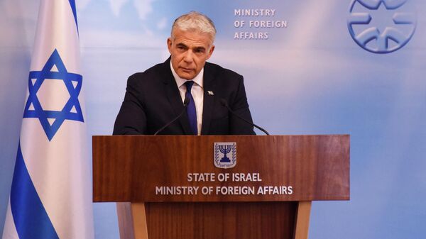 O ministro das Relações Exteriores de Israel, Yair Lapid, fala durante uma coletiva de imprensa no Ministério das Relações Exteriores em Jerusalém, em 24 de abril de 2022 - Sputnik Brasil