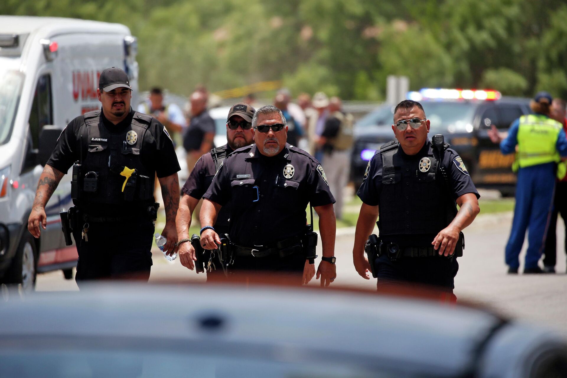 Policiais caminham perto da escola elementar Robb após um tiroteio no local, em Uvalde, no estado norte-americano do Texas, 24 de maio de 2022 - Sputnik Brasil, 1920, 01.06.2022