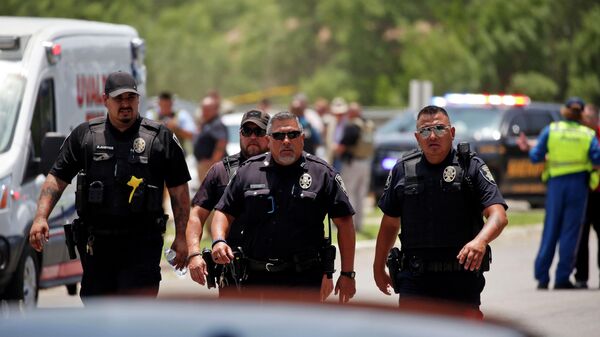 Policiais caminham perto da escola elementar Robb após um tiroteio no local, em Uvalde, no estado norte-americano do Texas, 24 de maio de 2022 - Sputnik Brasil