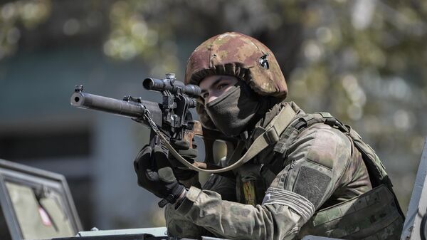 Soldado russo em Berdyansk, na região de Zaporozhie, em 30 de abril de 2022 - Sputnik Brasil