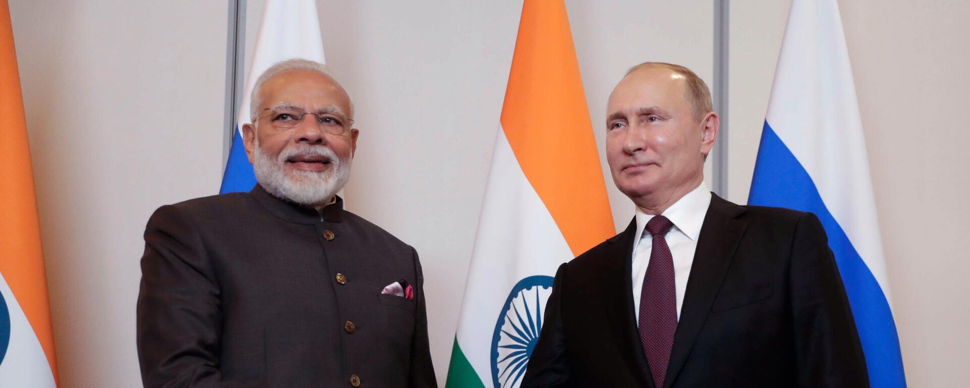O primeiro-ministro da Índia, Narendra Modi (à esquerda), e o presidente da Rússia, Vladimir Putin - Sputnik Brasil, 1920, 05.08.2022