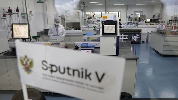 Trabalhadores executam tarefas em laboratório na fase piloto de produção da vacina russa Sputnik V Coronavirus para COVID-19 na empresa farmacêutica União Química em Brasília, Brasil, 25 de janeiro de 2021 - Sputnik Brasil