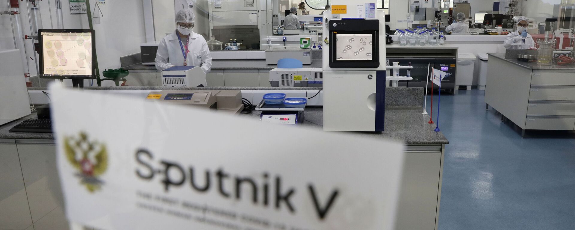 Trabalhadores executam tarefas em laboratório na fase piloto de produção da vacina russa Sputnik V Coronavirus para COVID-19 na empresa farmacêutica União Química em Brasília, Brasil, 25 de janeiro de 2021 - Sputnik Brasil, 1920, 25.05.2022