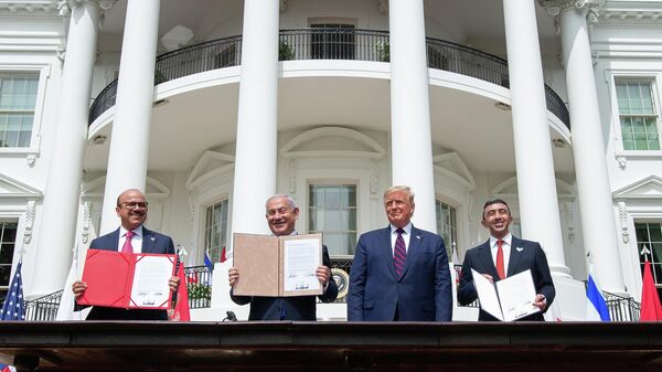 Da esquerda para a direita, Abdullatif al-Zayani, primeiro-ministro das Relações Exteriores do Bahrein; Benjamin Netanyahu, primeiro-ministro de Israel; Donald Trump, presidente dos EUA, e Abdullah bin Zayed, primeiro-ministro dos Emirados Árabes Unidos (EAU), durante cerimônia de assinatura dos acordos de Abraão, tratados de paz mediados por Washington e assinados entre Tel Aviv, Manama e Dubai, em Washington, EUA, 15 de setembro de 2020 - Sputnik Brasil