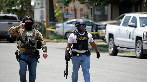 Forças policiais caminham perto da escola Robb Elementary após um ataque a tiros no local, em Uvalde, no Texas, em 24 de maio de 2022 - Sputnik Brasil