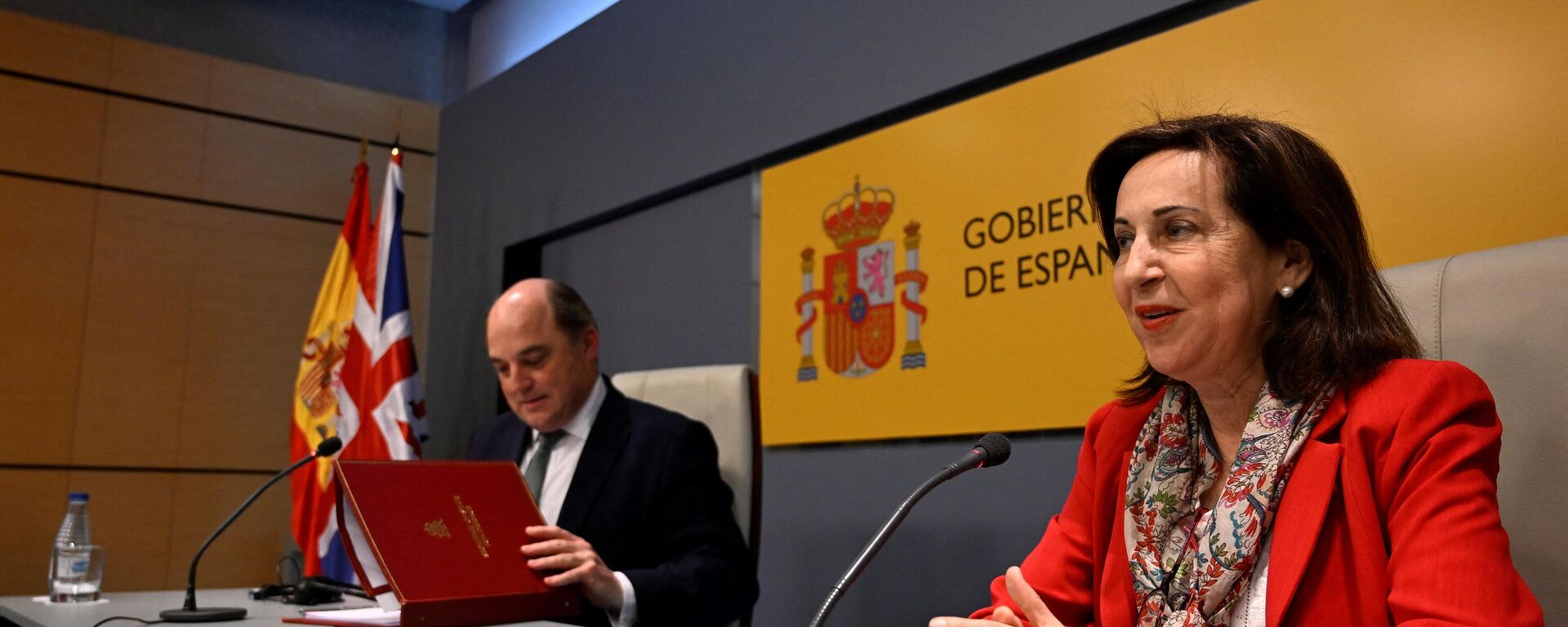 A ministra da Defesa da Espanha, Margarita Robles e o secretário de Defesa da Grã-Bretanha, Ben Wallace, discursam em uma coletiva de imprensa após sua reunião em Madri, 25 de maio de 2022 - Sputnik Brasil, 1920, 26.05.2022