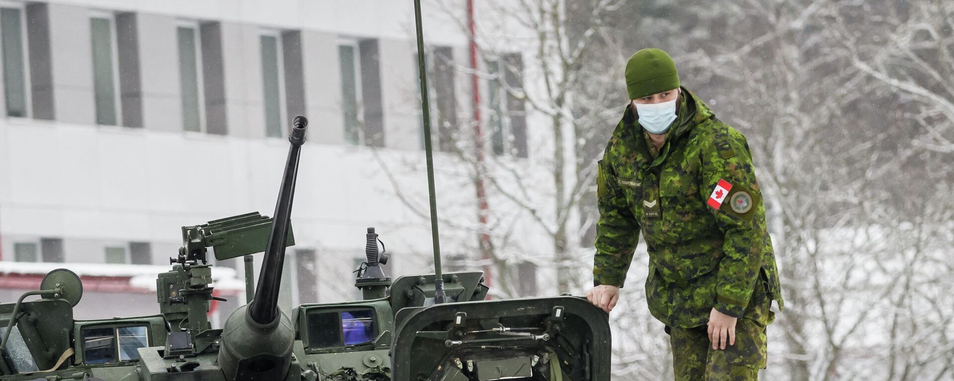 Um soldado é fotografado em um veículo militar durante uma visita do Ministro da Defesa do Canadá em Adazi, Letônia, em 3 de fevereiro de 2022 - Sputnik Brasil, 1920, 27.05.2022