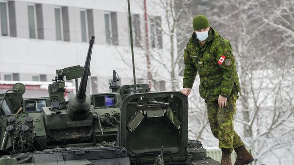 Um soldado é fotografado em um veículo militar durante uma visita do Ministro da Defesa do Canadá em Adazi, Letônia, em 3 de fevereiro de 2022 - Sputnik Brasil