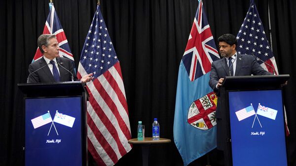 O secretário de Estado dos EUA, Antony Blinken, participa de uma coletiva de imprensa com o primeiro-ministro interino de Fiji, Aiyaz Sayed-Khaiyum, em Nadi, Fiji, 12 de fevereiro de 2022 - Sputnik Brasil