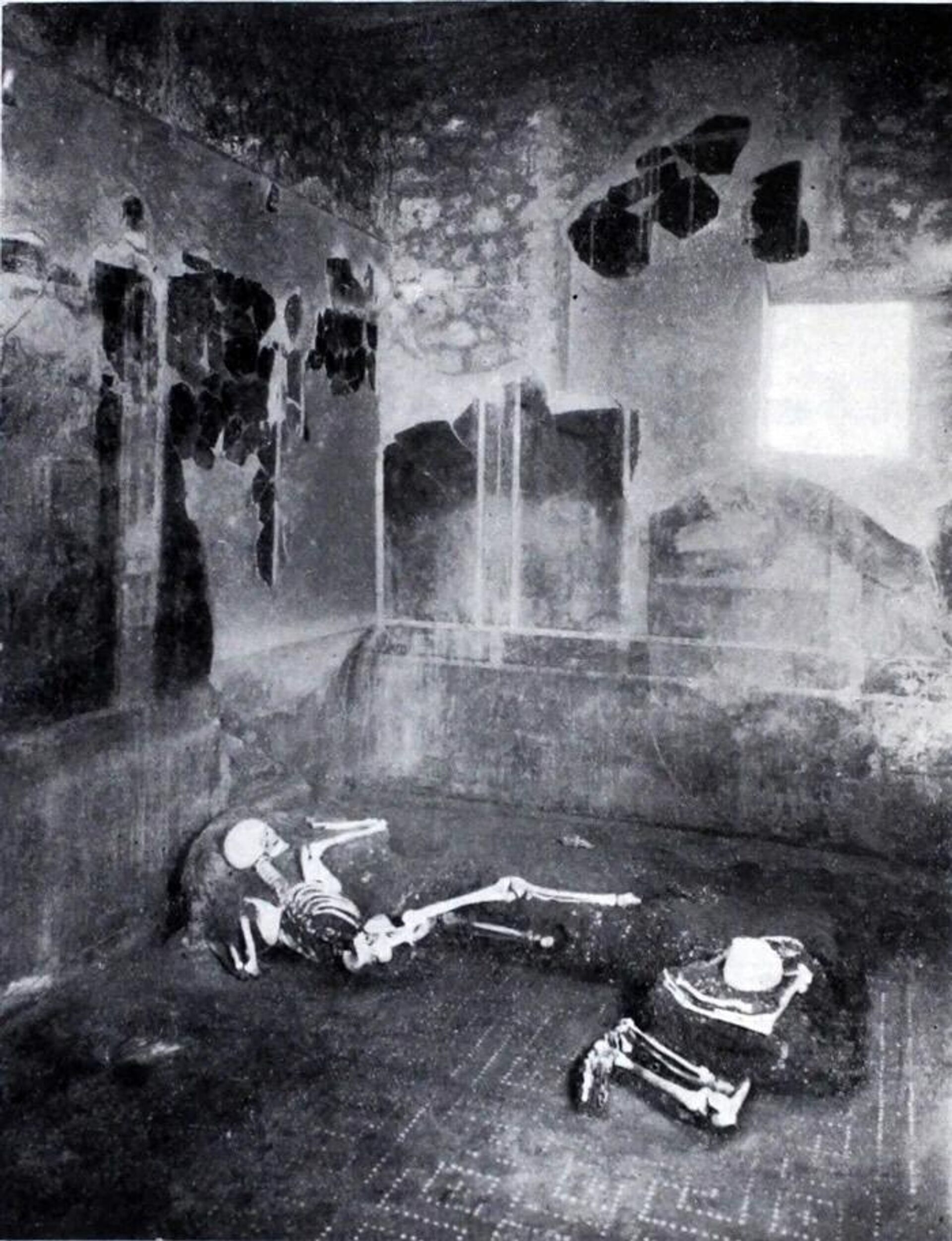 Os dois indivíduos deitados no momento de sua morte na Casa do Artesão - Sputnik Brasil, 1920, 27.05.2022